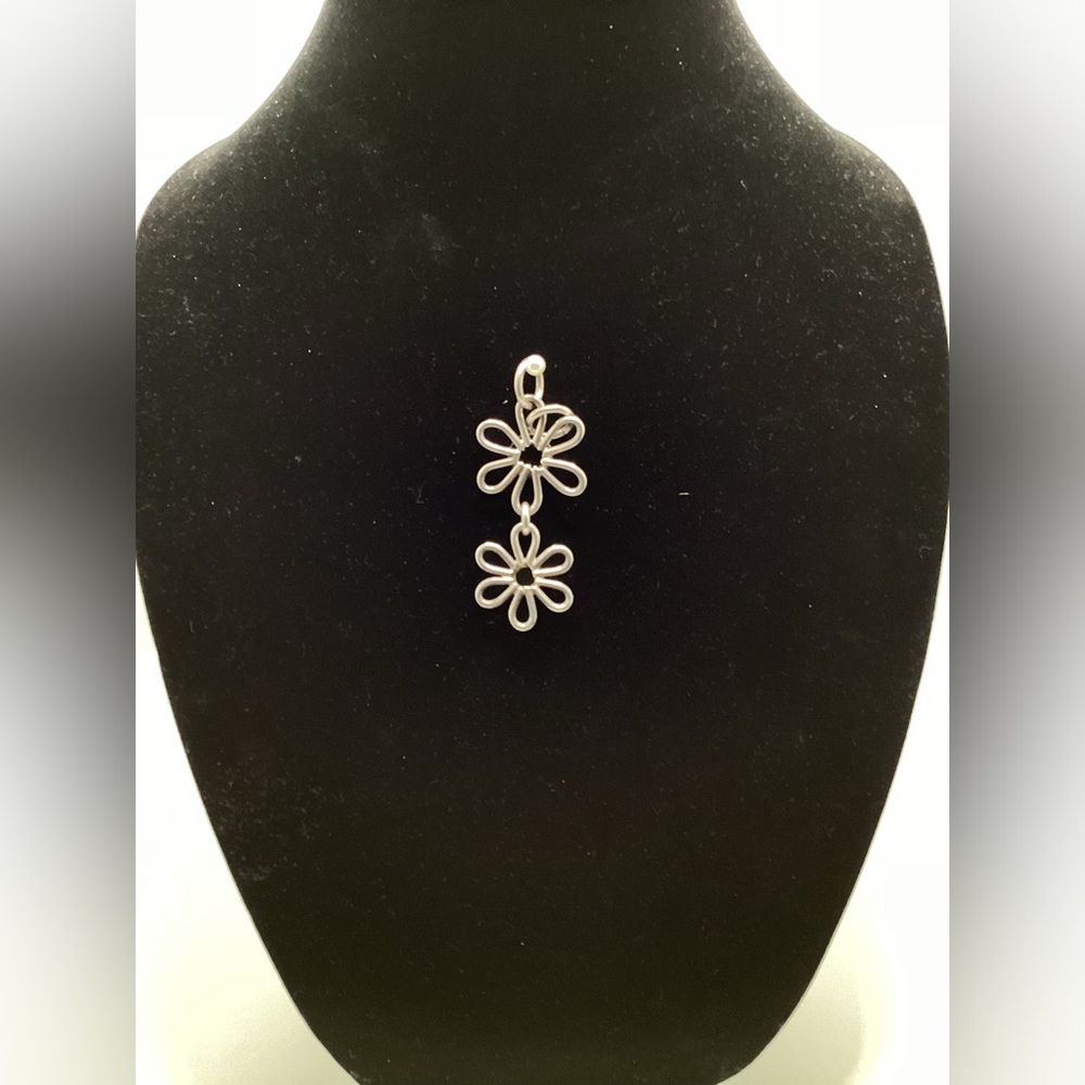 Silver plated double daisy charm. Charm only - Picture 6 of 8